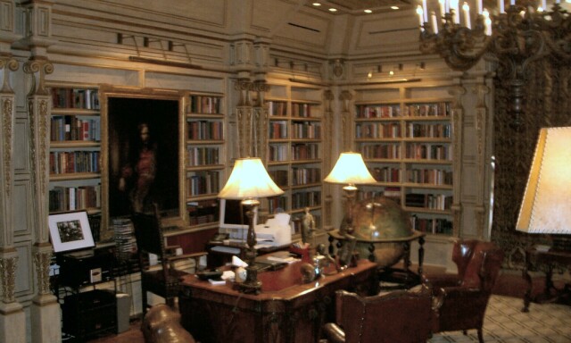 BIBLIOTEK: Ranchen har et enormt bibliotek. Foto: www.thisischriswhite.com BIBLIOTEK: Ranchen har et enormt bibliotek. Foto: www.thisischriswhite.com